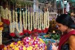 W dzielnicy Little India można ozdobić ręce henną, spróbować hinduskich przysmaków podanych na liściach bananowca lub kupić girlandę świeżych kwiatów. Plecione z jaśminu, margerytek i róż symbolizują czystość, pokój i miłość