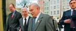 <Lech Wałęsa to autorytet, który Tusk bardzo ceni. Jan Krzysztof Bielecki jest  najbardziej zaufanym doradcą lidera PO (na zdjęciu z prezydentem Gdańska  Pawłem Adamowiczem – z lewej – podczas spotkania komitetu obchodów 25-lecia „Solidarności” w Gdańsku w maju 2005 roku)