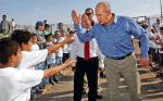 Ehud Olmert usiłuje odbudować popularność nadwątloną po źle poprowadzonej wojnie libańskiej