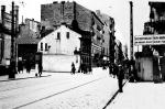 <To najbardziej znana fotografia getta warszawskiego. Wjazd na teren dzielnicy żydowskiej był tuż obok domu z numerem 65