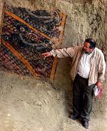 Odkrywca świątyni Walter Alva prezentuje  malowidło ukazujące polowanie 
