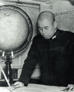 Admirał Isoroku Yamamoto nad mapą, 1940 r.