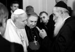 Jan Paweł II w czasie wizyty w Warszawie w 1999 roku spotkał się z rabinem Pinchasem Menachemem Joskowiczem