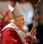 Benedykt XVI wielokrotnie twierdził, że papież nie może się zachowywać jak monarcha absolutny