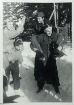 Pierwszej zimy po powstaniu grupa ocalałych „zośkowców” pojechała do Zakopanego.  Jan Rodowicz „Anoda” podczas zabawy – na karku Stanisława Sieradzkiego „Śwista” (para z prawej)
