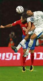 Mecz Izrael – Rosja (2:1) podtrzymał nadzieje Anglików na awans. Na zdjęciu Elyaniv Barda (z prawej) i Dmitrij Syczew