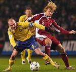 Szwecja – Łotwa 2:1. O piłkę walczą Fredrik Ljungberg (z lewej) i Juris Laizans