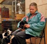 Agnieszka Brzezińska, założycielka fundacji, nadal opiekuje się zwierzętami w schronisku