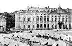Biwak wojsk  carskich przed  pałacem Krasińskich  w Warszawie