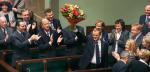 Po zwycięskim głosowaniu premier Donald Tusk otrzymał bukiet kwiatów od posłów Platformy Obywatelskiej