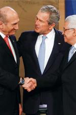George W. Bush (w środku) jest arbitrem w rozmowach Ehuda Olmerta i Mahmuda Abbasa