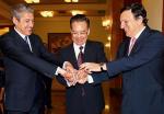 <Prezydent Portugalii José Socrates (z lewej) i szef Komisji Europejskiej José Manuel Barroso nawiązują porozumienie z premierem Chin Wenem Jiabao (w środku)