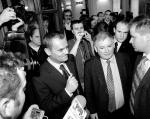 ≥Donald Tusk i Jarosław Kaczyński, aby osiągnąć sukces, powinni dziś używać różnych taktyk. Zdjęcie ze stycznia 2006