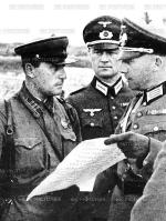 Polska, wrzesień 1939 roku. Niemieccy  sowieccy oficerowie naradzają się wspólnie, jak zdławić ostatnie punkty polskiego oporu