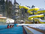 Do gorących basenów w Oravicach zjeżdża się niemal wprost z tras narciarskich