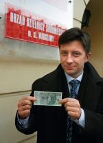Radny dzielnicy ŚródmieścieMichał Dworczyk świeci przykładem: ten banknot przeznaczy na rzecz dzieci z Wileńszczyzny