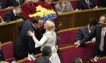 Koledzy ofiarowali Julii Tymoszen-ko wiązankę kwiatów w kształcie mapy Ukrainy