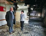 Dyrektor ośrodka Piotr Grocholski i dyrektorka szkoły Krystyna Broniarz ogladają wnętrze spalonego budynku