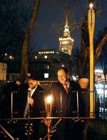 Przez siedem następnych dni przed synagogą Nożyków o zmierzchu będą zapalane kolejne świece