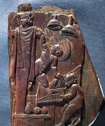 Fragment drewnianego tronu pokryty płaskorzeźbą, która przedstawia wyobrażenia rzymskich bóstw