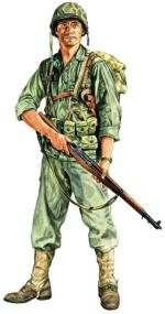 Amerykański żołnierz 1. Dywizji Piechoty Morskiej w hełmie stalowym i mundurze polowym marines. Uzbrojony w karabin M-1 Garand i pistolet M 1911 A1