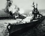 USS „Missouri” ostrzeliwuje pozycje wroga na wybrzeżu 