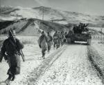 Żołnierze 1. Dywizji Piechoty Morskiej podczas odwrotu zimą 1950 r.