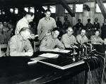 Gen. Mark Clark podpisuje rozejm w wojnie koreańskiej, 27 lipca 1953 r.