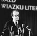Andrzej Kijowski przemawia na Zjeździe Związku Literatów Polskich w 1972 roku