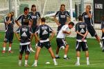 Fabio Capello (w białej koszulce) uważa, że trzeba trzymać piłkarzy za twarz