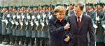 Podczas przejścia przed kompanią reprezentacyjną Angeli Merkel i Donaldowi Tuskowi myliły się kroki. Protokolarne potknięcia nadrabiali uśmiechami