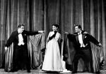 <Jerzy Duszyński, Stefania Grodzieńska i Jerzy Pietraszkiewicz w spektaklu teatru Syrena „Diabli nadali”, 1955 r.