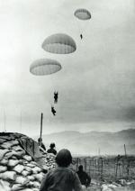 Desant  spadochroniarzy Legii Cudzoziemskiej w Dien Bien Phu, marzec 1954 r.