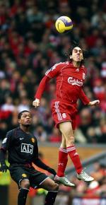 Liverpool – Manchester 0:1. Skacze Yossi Benayoun, Patrice Evra tym razem wyjątkowo dał się uprzedzić  