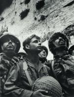 Żołnierze izraelscy przy Ścianie Płaczu w Jerozolimie, czerwiec 1967 r.