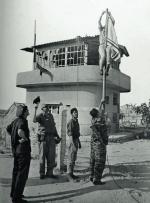 Żołnierze izraelscy zawieszają flagę na zdobytym lotnisku w El-Arisz