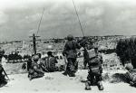 Żołnierze izraelscy obserwują Stare Miasto w Jerozolimie z Kopuły na Skale czerwiec 1967 r.