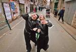 Religijni Żydzi podczas święta Purim na ulicy Jerozolimy