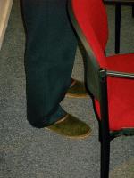 Lech Wałęsa nie wkłada butów  na przyjęcie mniej istotnych gości. Zdjęcie wykonane podczas spotkania  z niemieckimi dziennikarzami w 2005 r.  