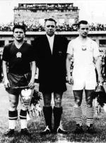 Kapitanowie reprezentacji Polski i Węgier – Edmund Zientara i Ferenc Puskas,  – przed meczem w Budapeszcie w roku 1956