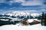 Grzanym winem można się pokrzepić, spoglądając ze schroniska na monumentalny Dachstein