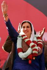 Jedno z ostatnich zdjęć Benazir Bhutto zrobione na wiecu w Rawalpindi, na kilkadziesiąt minut przed zamachem