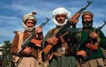 Mudżahedini afgańscy uzbrojeni  w pistolety maszynowe AK-47