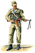 Radziecki żołnierz specnazu uzbrojony w lekki karabin maszynowy RPK 61 – wersja kałasznikowa
