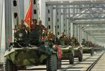 Armia Radziecka wycofuje się z Afganistanu, 1988 r. Kolumna transporterów opancerzonych na tzw. Moście  Przyjaźni w granicznym mieście Termez