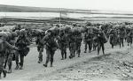 Żołnierze argentyńscy lądują na Falklandach 2 kwietnia 1982 r.