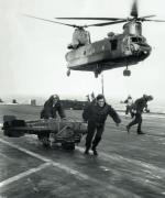 Śmigłowiec transportowy CH-47 Chinook dostarcza zaopatrzenie dla wojsk brytyjskich  na Falklandach