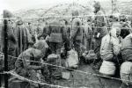 Jeńcy argentyńscy w prowizorycznym obozie pod Port Stanley