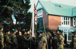 Brytyjscy marines wieszają flagę przed domem gubernatora w Port Stanley 15 czerwca 1982 r.