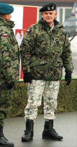 Generał Piotr Czerwiński sprawdził się jako dowódca piątej zmiany polskiego kontyngentu wojskowego w Iraku. Na zdjęciu w lutym 2006 r. na Okęciu po powrocie z misji 